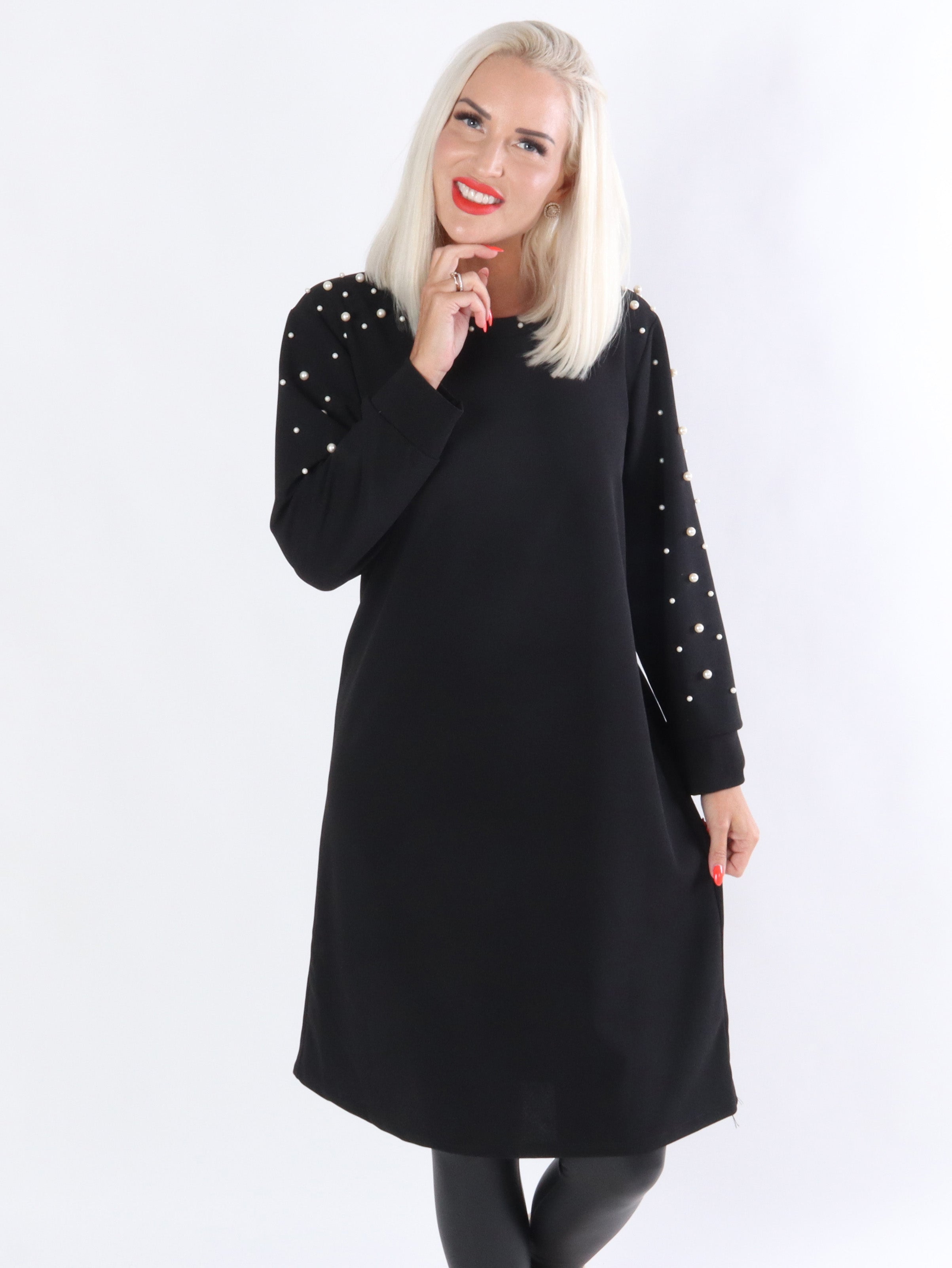 Yrsa - Långärmad klänning med vita pärlor